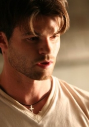 Download all the movies with a Daniel Gillies